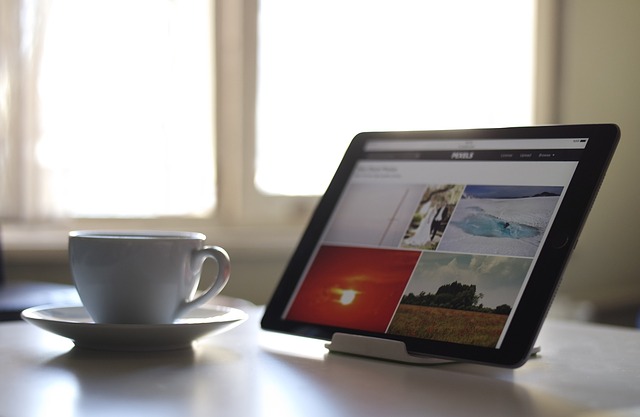 Tablet a šálka kávy.jpg